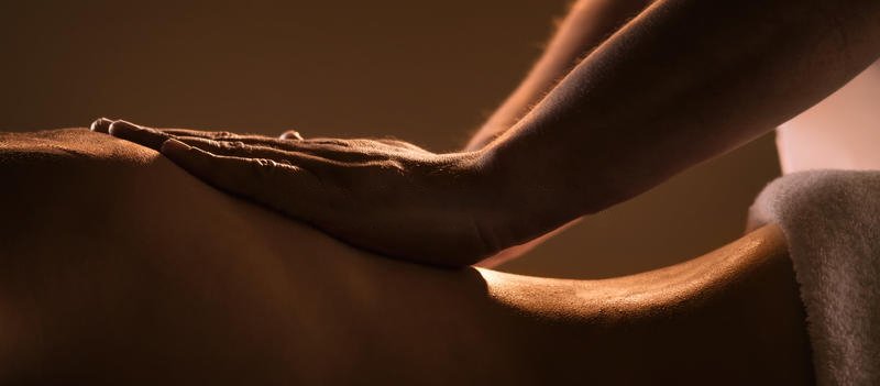 plan-rapproché-de-massage-avec-des-mains-de-masseur-professionnel